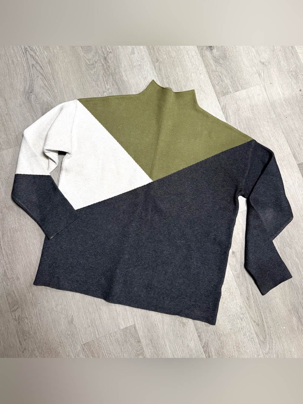•TAHARI• SWEATER